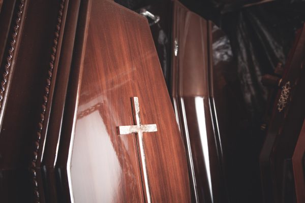 Dom Pogrzebowy Zakład Pogrzebowy Kremacja czy pogrzeb tradycyjny – wybór metody pochówku Abiasz