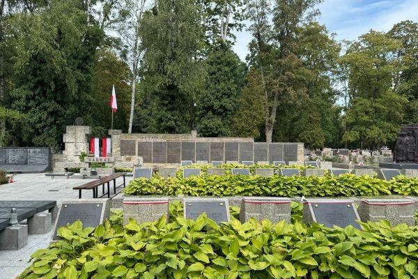 Historia Cmentarza Wojskowego na Powązkach w Warszawie od 1912 roku do współczesności Cmentarz-wojskowy-na-powazkach Dom Pogrzebowy Abiasz